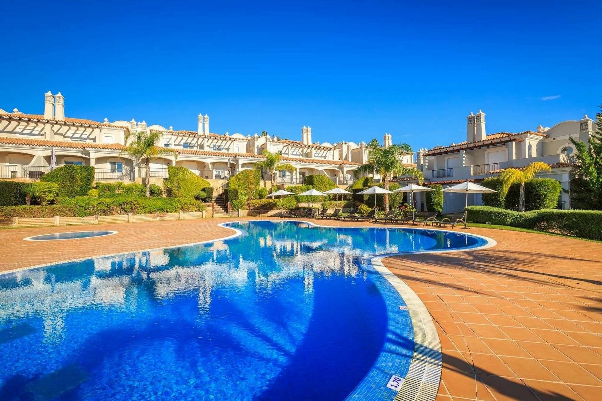 Hotel The Crest Almancil Esterno foto