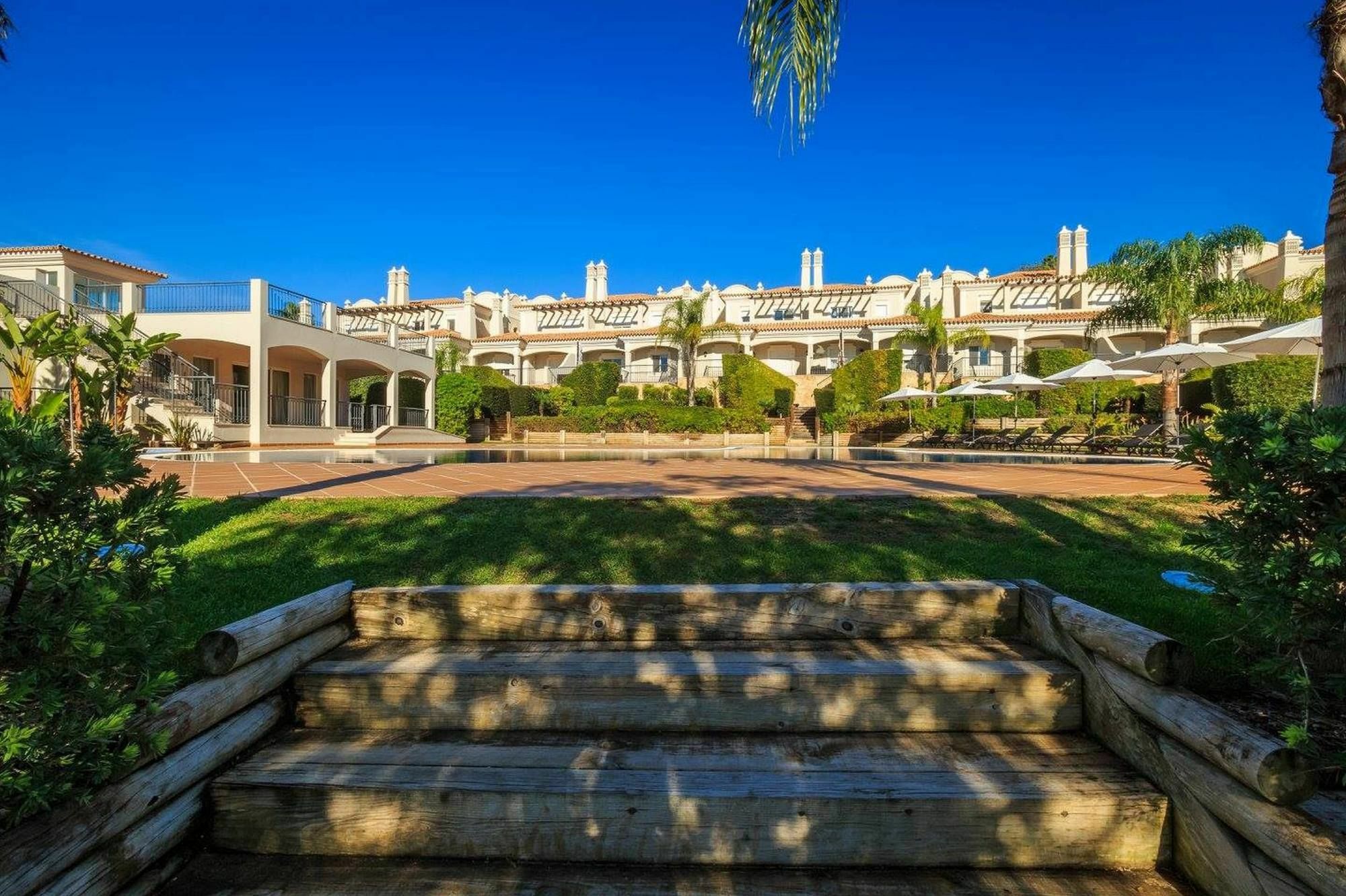 Hotel The Crest Almancil Esterno foto